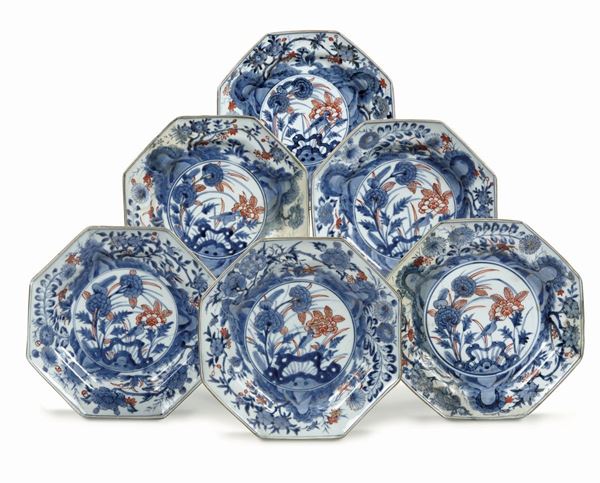 Sei piatti ottagonali in porcellana Imari con soggetti naturalistici e decori floreali, Cina, Dinastia Qing, XIX secolo