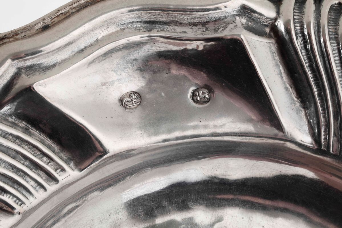 Dodici Piatti in Argento. Argenteria Artistica Italiana della Prima Metà del XX Secolo