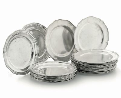 Trenta Piatti in Argento. Argenteria Italiana del XX Secolo