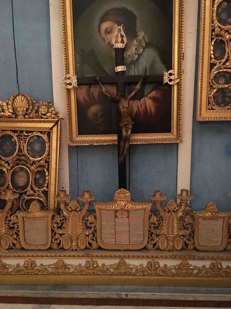 Elementi in legno dorato, crocefisso e dipinto  - Auction Italian Dwellings - Cambi Casa d'Aste