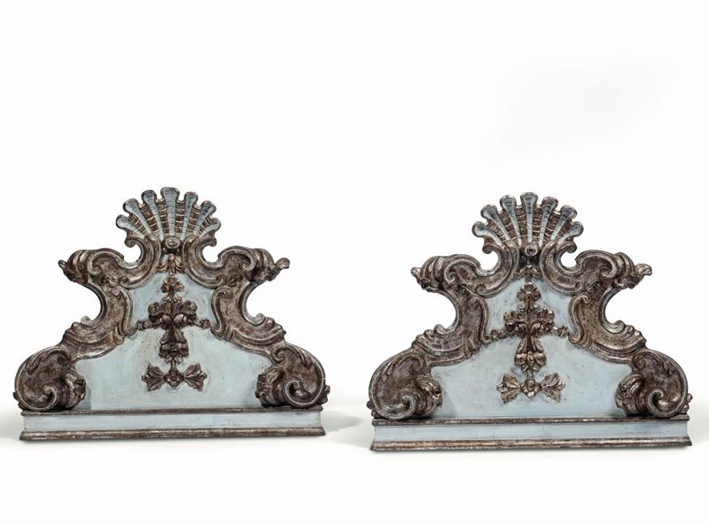 Coppia di testiere in legno intagliato laccato e argentato, XVIII secolo  - Asta Dimore Italiane - Cambi Casa d'Aste