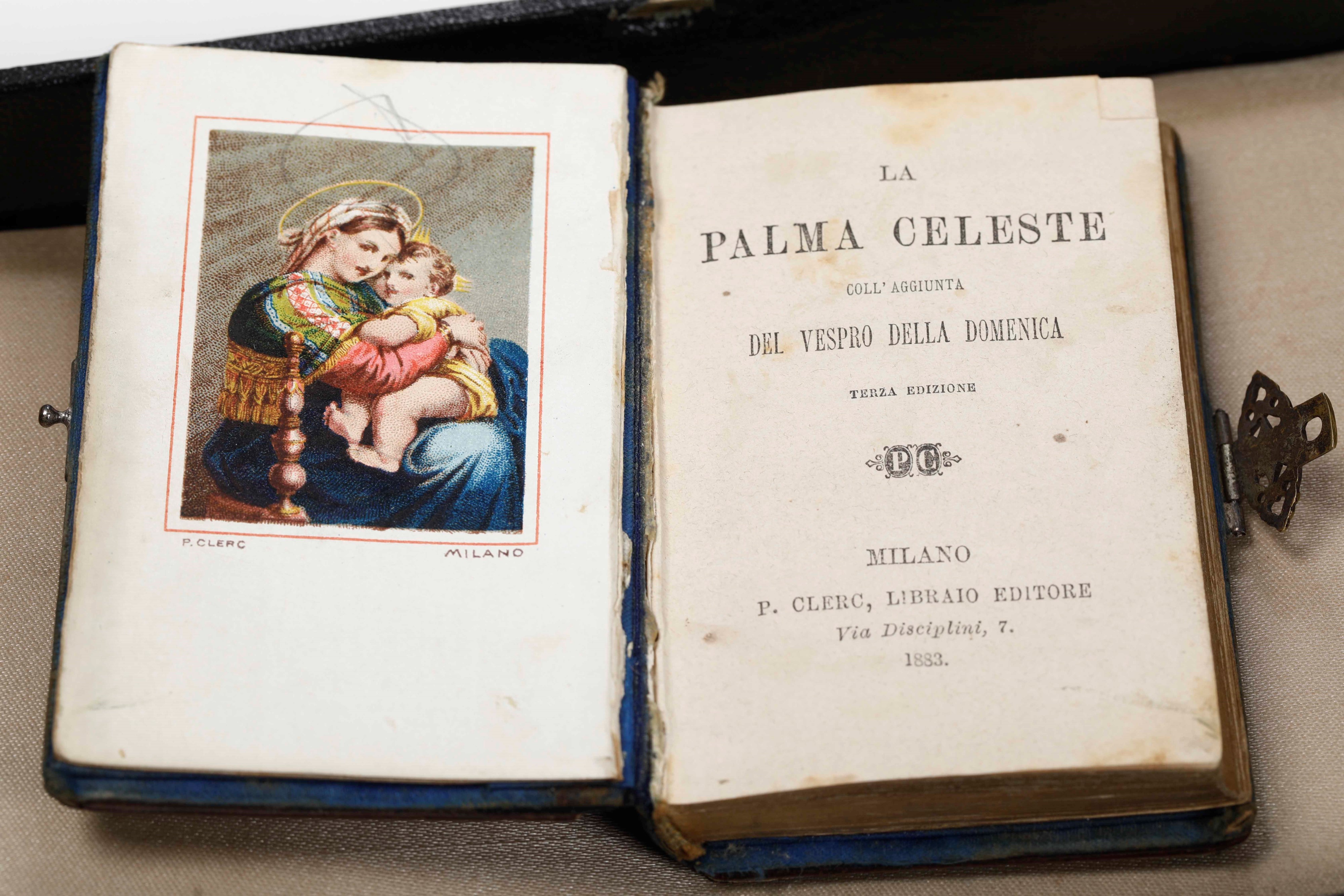 Astuccio in metallo contenente un portasigarette, un carnet e un libro di preghiere