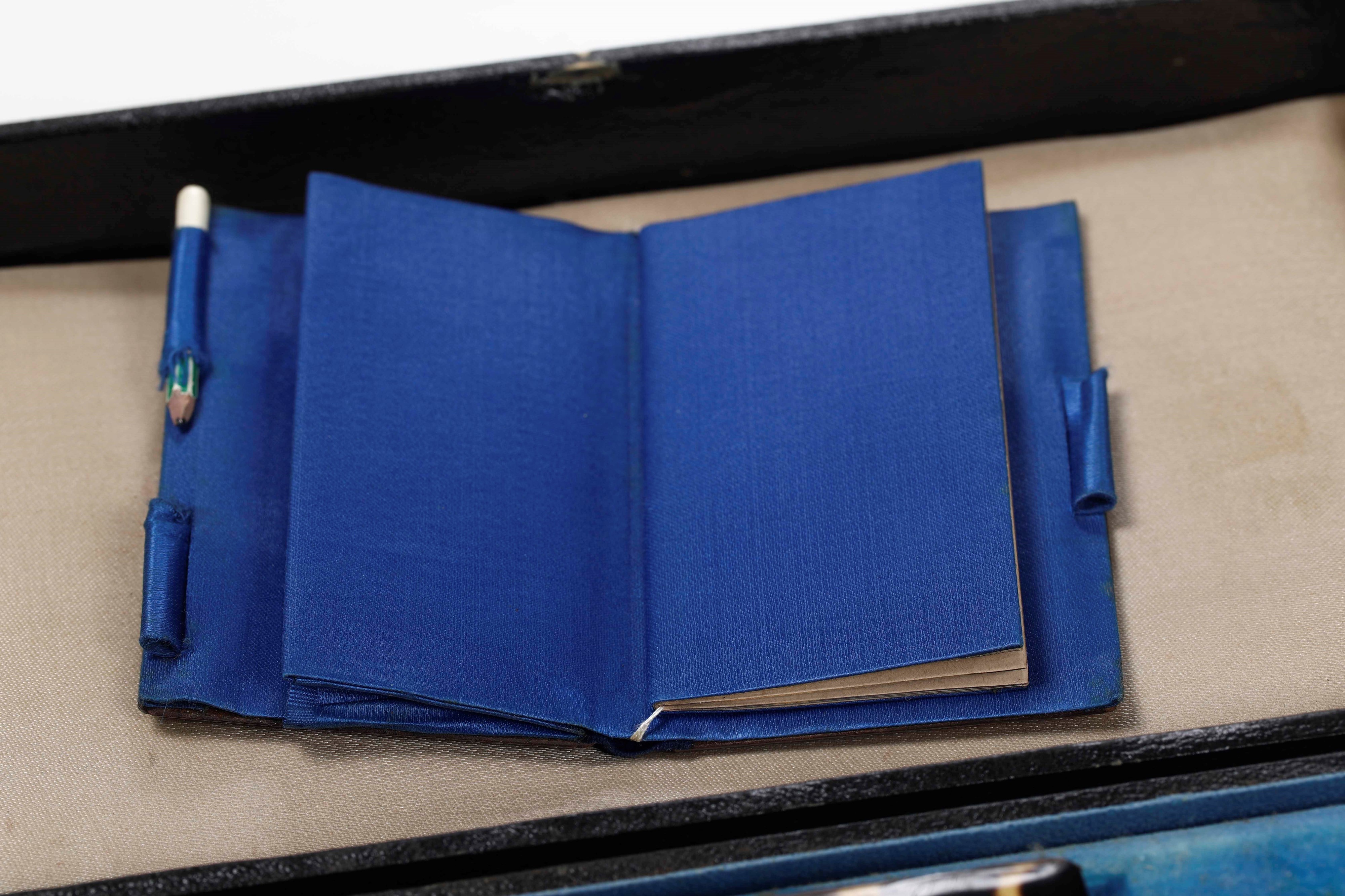 Astuccio in metallo contenente un portasigarette, un carnet e un libro di preghiere