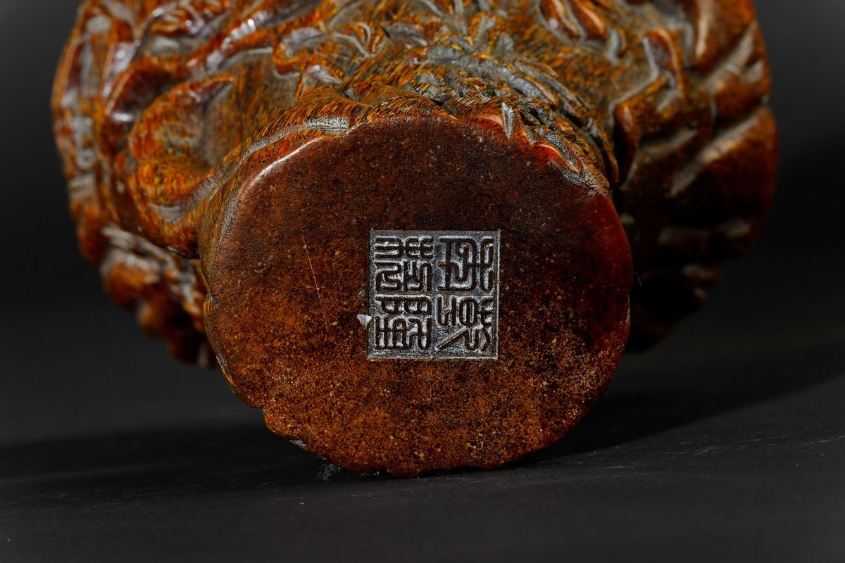 Coppa da Libagione Scolpita in Corno con Decoro Naturalistico a Rilievo, Cina, Dinastia Qing, XIX...