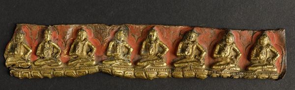 Elemento di rilegatura di manoscritto con figure di Buddha seduti su fiori di loto in bronzo parzialmente dorato e con tracce di policromia, Tibet, XVIII ecolo