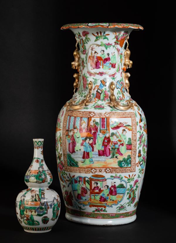 Lotto composto da un vaso in porcellana Famiglia Rosa e un vaso a doppia zucca Famiglia Verde con con scene di vita comune, Canton, Cina, Dinastia Qing, XIX secolo