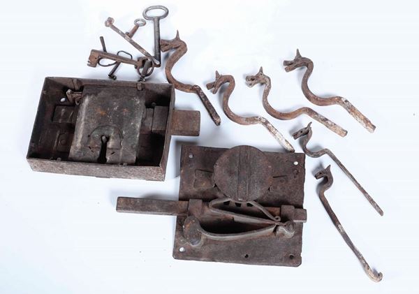 Lotto di antiche serrature e ganci zoomorfi in ferro forgiato. XVIII-XIX secolo
