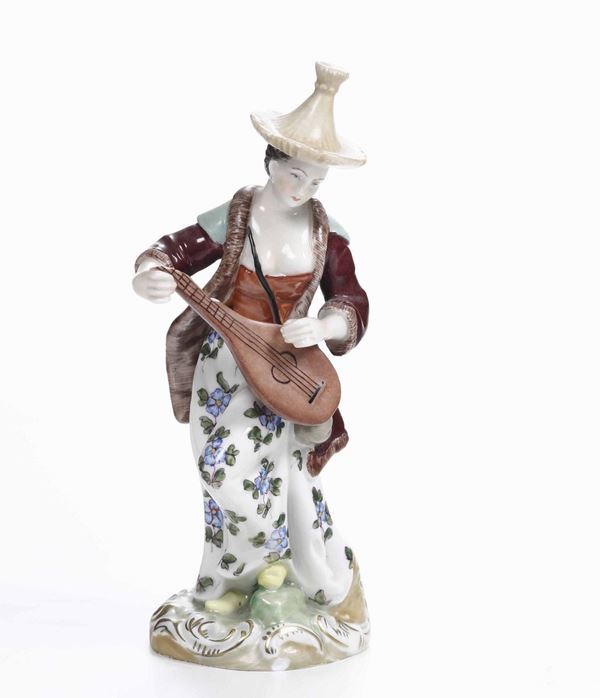 Figurina di cinesina con mandolino Germania, Sassonia, Manifattura di Potschappel, XX secolo