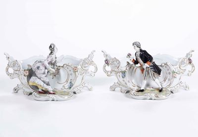 Coppia di Bacinelle a Rocaille con Figurine Galanti Probabilmente Boemia, Manifattura Sconosciuta...