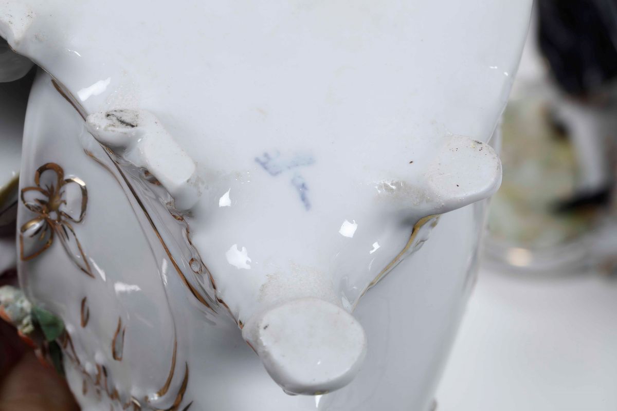 Coppia di Bacinelle a Rocaille con Figurine Galanti Probabilmente Boemia, Manifattura Sconosciuta...