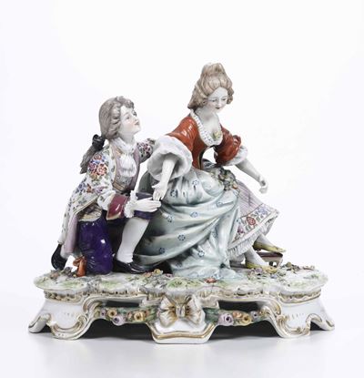 Gruppo Galante in Abiti Settecenteschi con la Figura Maschile in Ginocchio Germania, Rudolstadt, ...