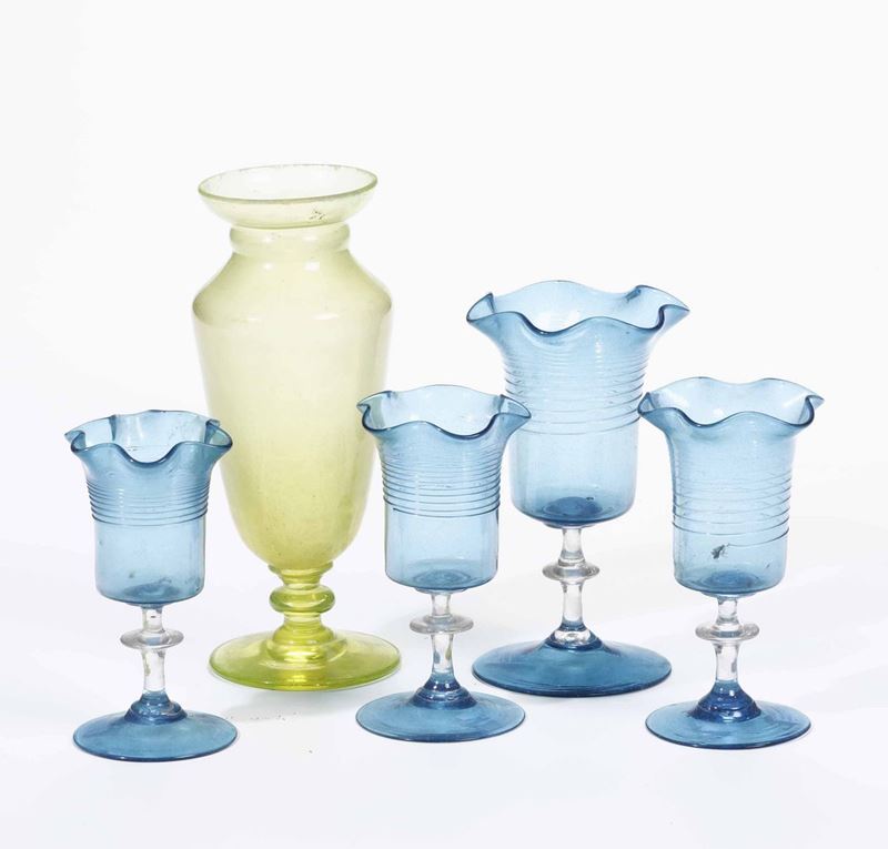 Quattro vasi azzurri e uno verde  - Auction Antiques | Time Auction - Cambi Casa d'Aste