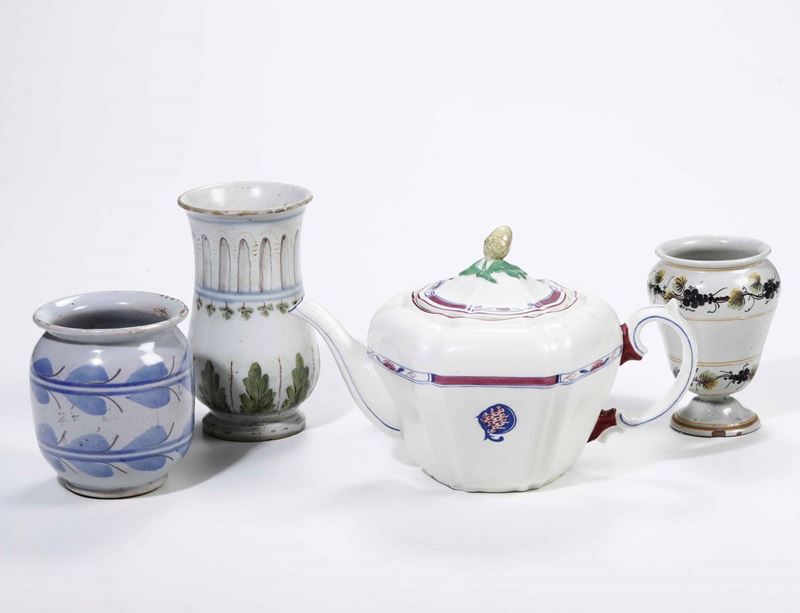 Due albarelli, un vaso e una teiera. Italia, XIX e XX secolo  - Asta Ceramiche | Cambi Time - I - Cambi Casa d'Aste
