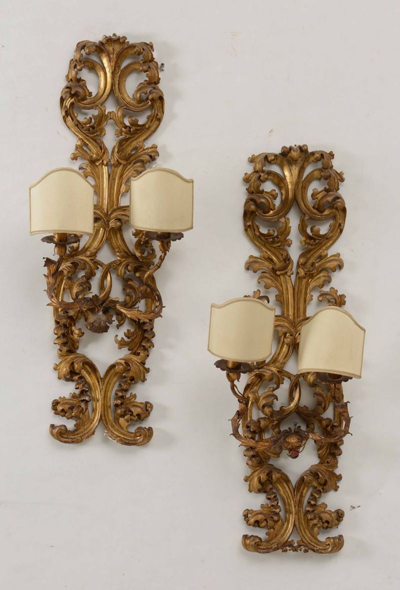 Coppia di appliques in legno intagliato e dorato, XX secolo  - Asta Antiquariato | Cambi Time - Cambi Casa d'Aste