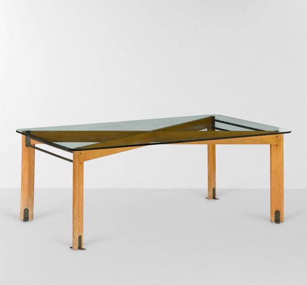 Tavolo rettangolare con struttura in legno, piano in cristallo molato e particolari in ottone.