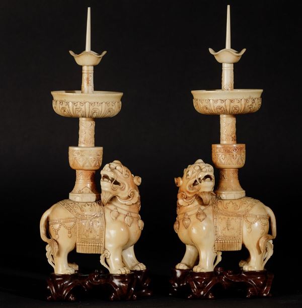 Coppia di candelabri scolpiti in avorio a foggia di draghi, Cina, inizi XX secolo