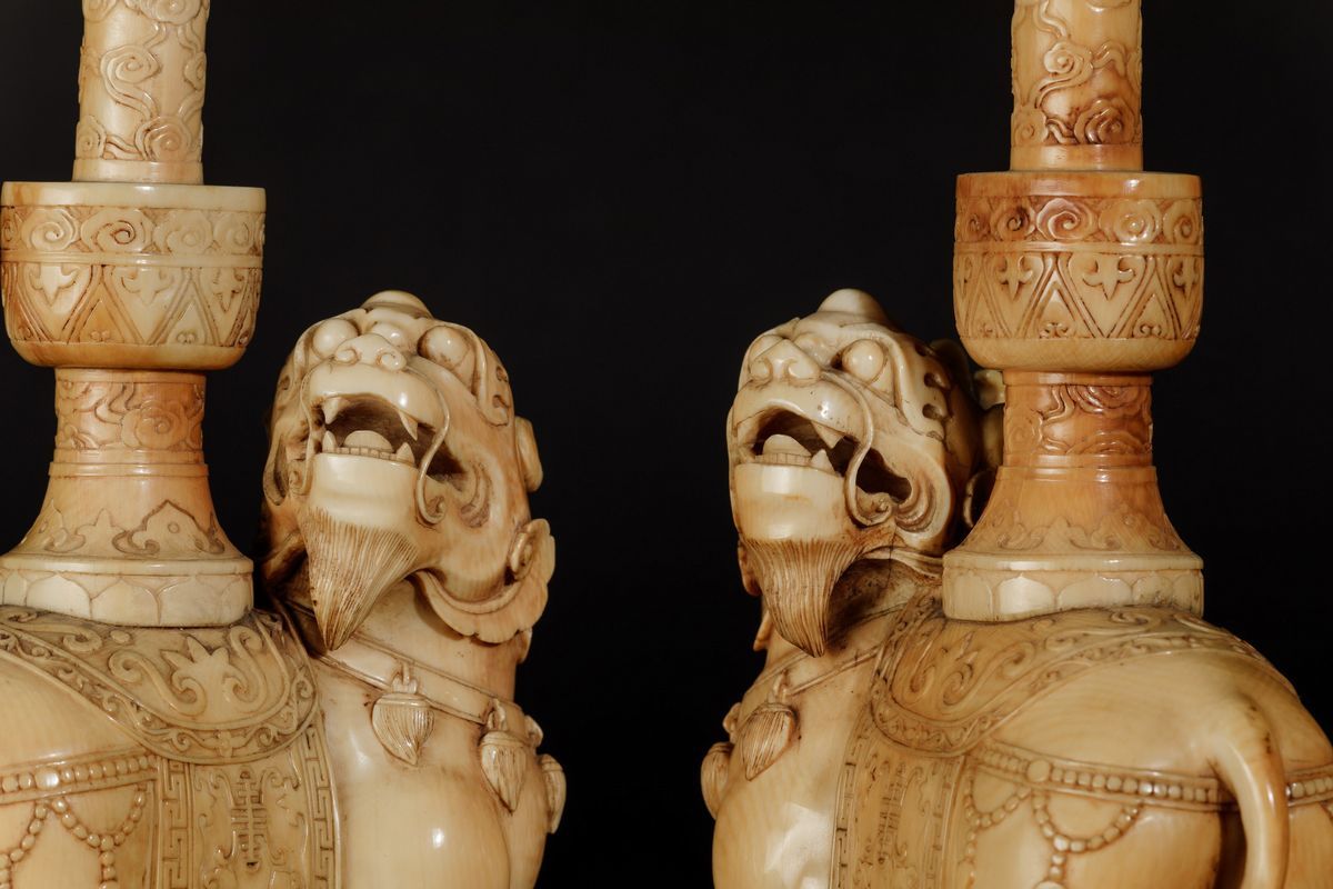 Coppia di Candelabri Scolpiti in Avorio a Foggia di Draghi, Cina, Inizi XX Secolo
