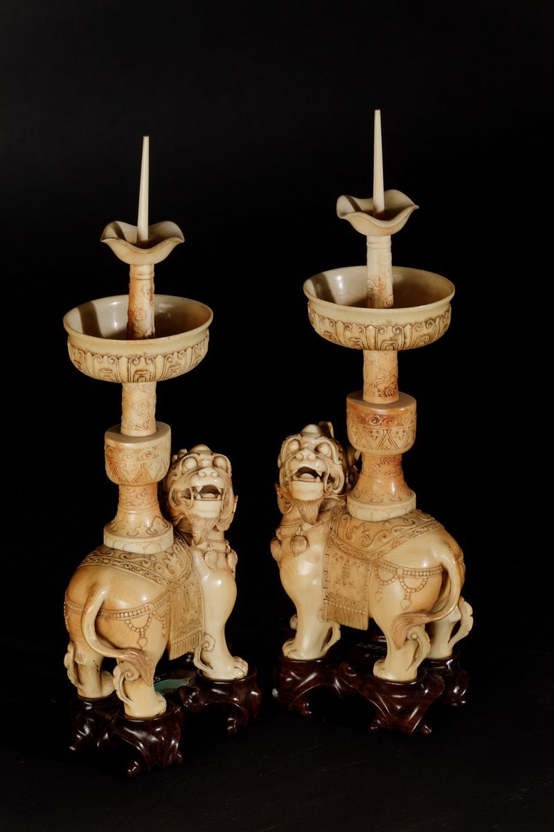 Coppia di Candelabri Scolpiti in Avorio a Foggia di Draghi, Cina, Inizi XX Secolo
