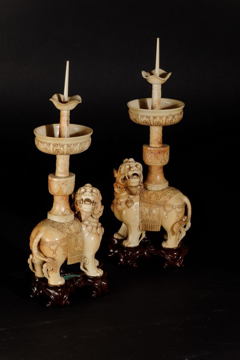 Coppia di Candelabri Scolpiti in Avorio a Foggia di Draghi, Cina, Inizi XX Secolo