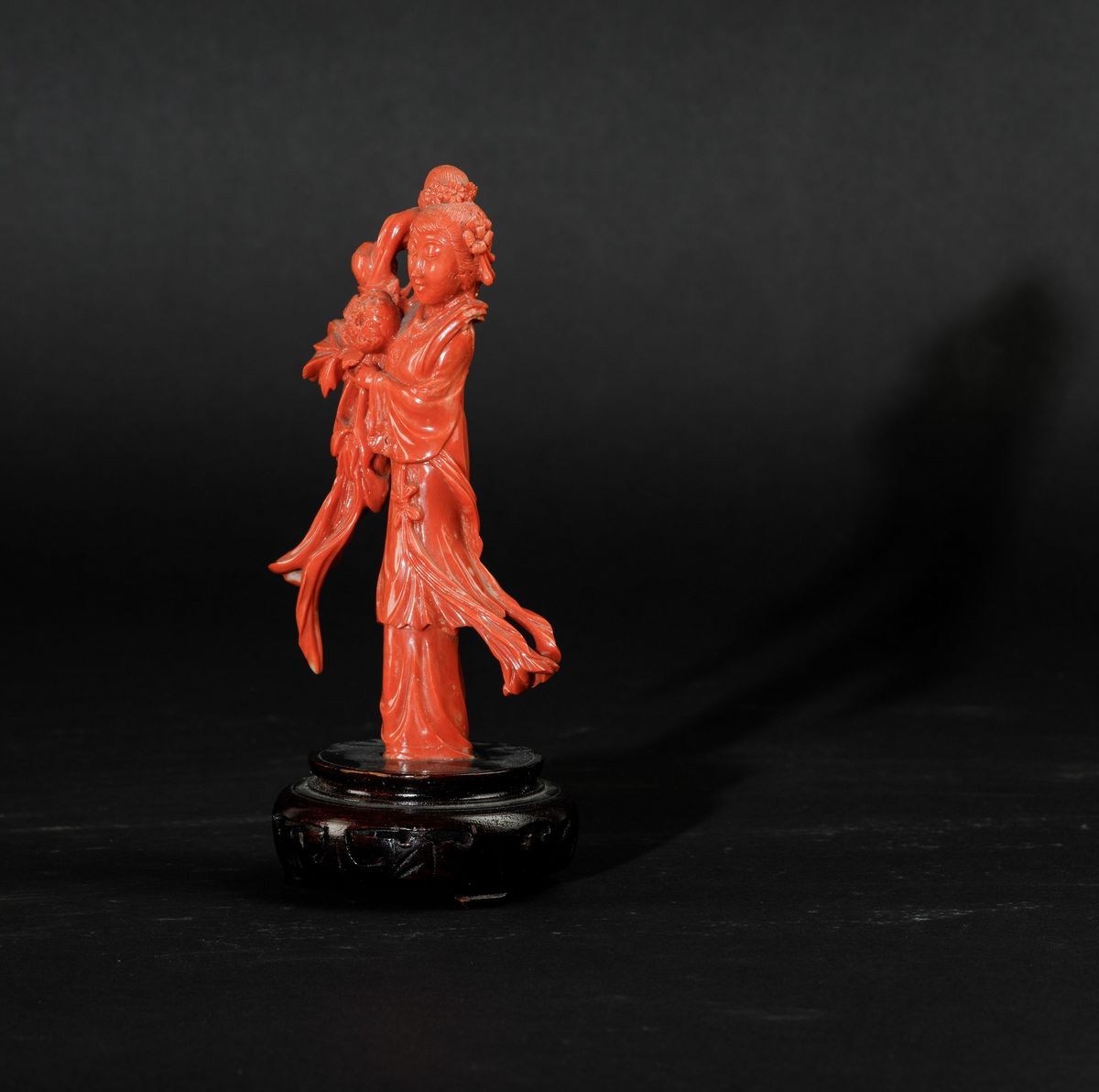 Figura di Fanciulla con Fiori Scolpita in Corallo, Cina, Inizi XX Secolo