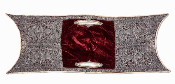 Gualdrappa da sella Velluto di seta riccamente ricamato a motivi vegetali in filo d’argento  Arte del XVII-XVIII secolo