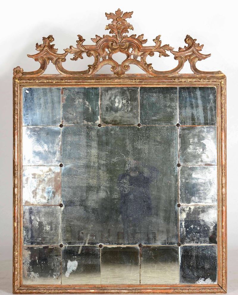 Grande specchiera in legno intagliato e argentato, ricostruita con elementi antichi  - Asta Antiquariato | Cambi Time - Cambi Casa d'Aste