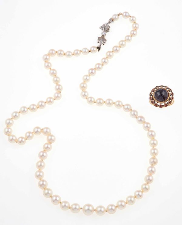 Lotto composto da una collana di perle coltivate ed un anello con granato