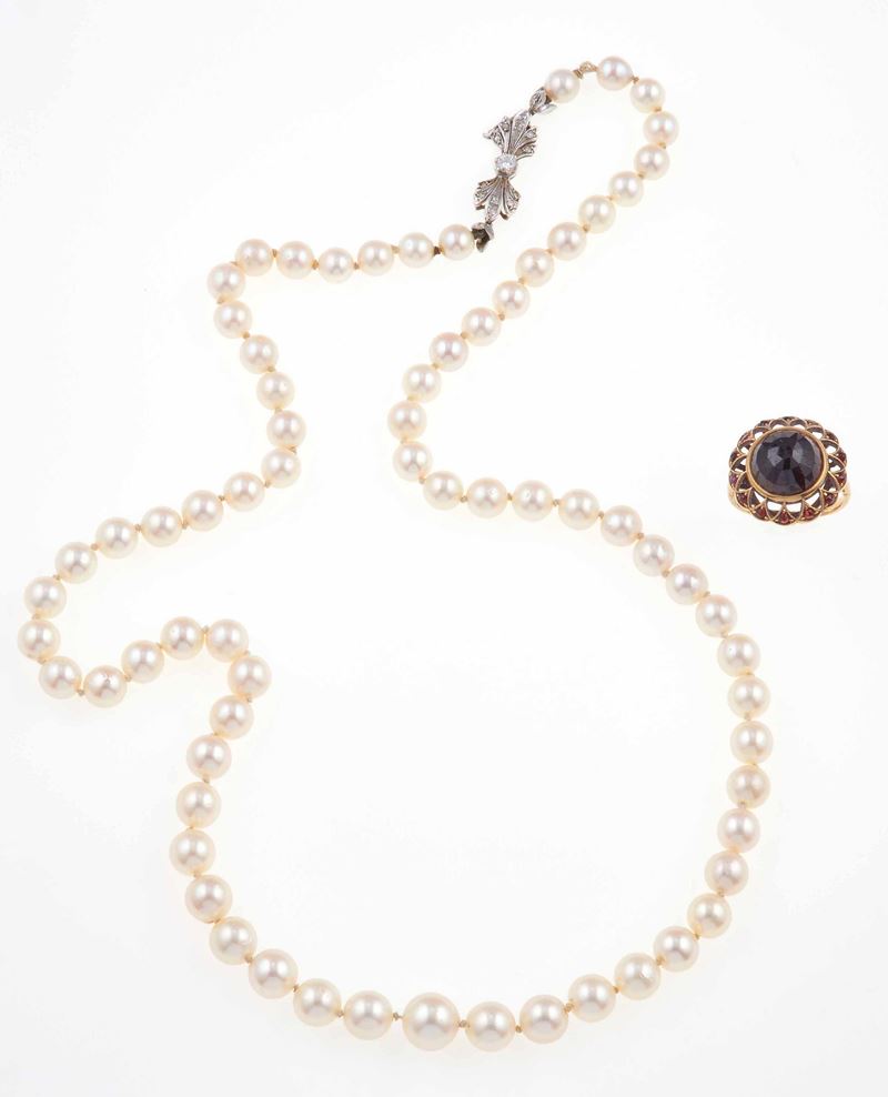 Lotto composto da una collana di perle coltivate ed un anello con granato  - Asta Gioielli - Cambi Casa d'Aste