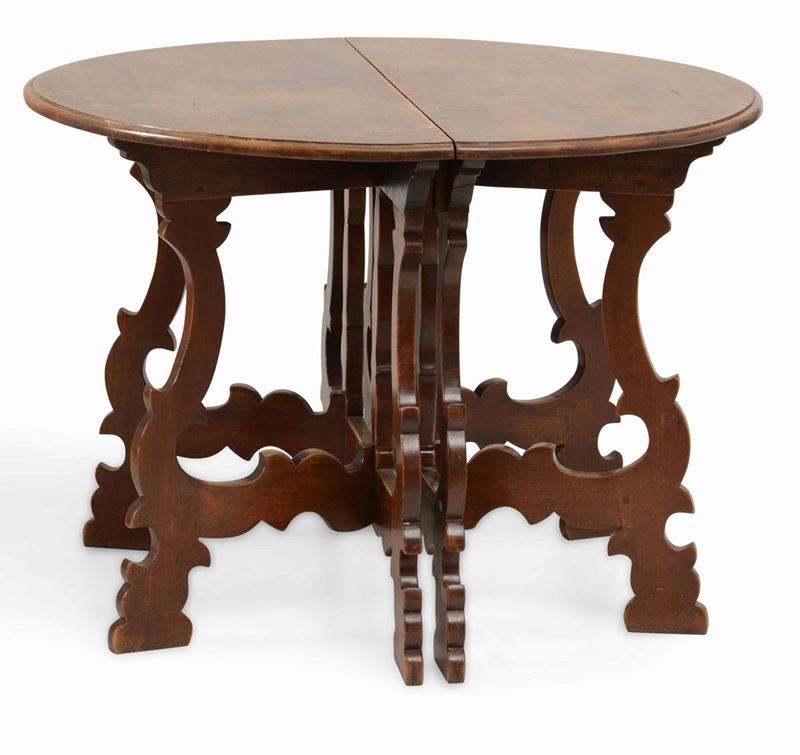 Coppia di mezzi tavoli con gambe a lira, XX secolo  - Asta Antiquariato | Cambi Time - Cambi Casa d'Aste