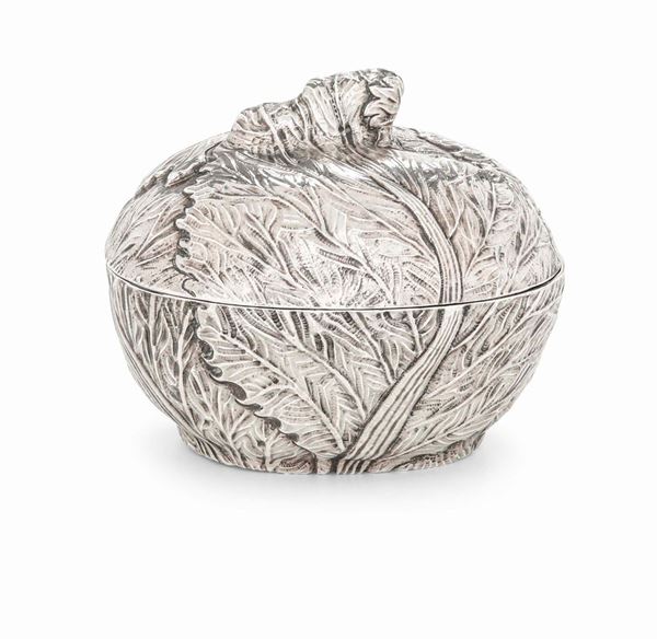 Terrina in argento cesellato a forma di lattuga. Bolli di importazione francesi della fine del XIX secolo