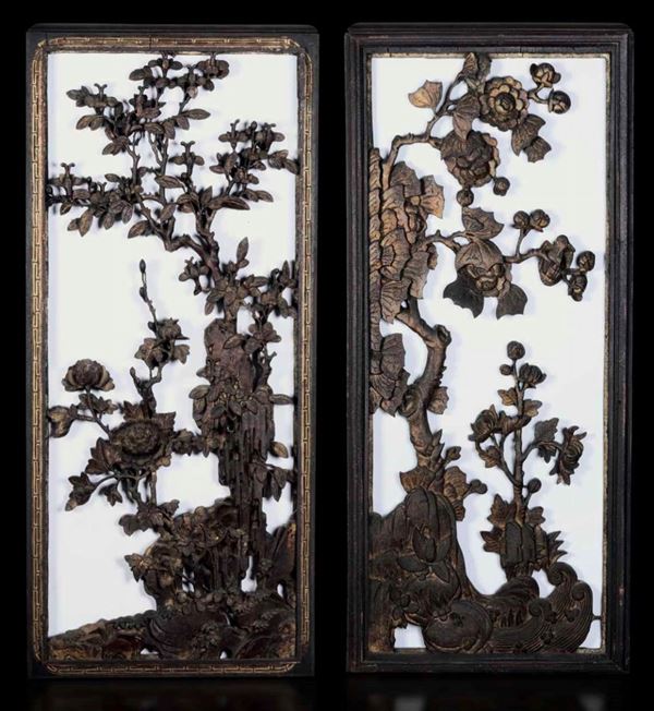 Coppia di pannelli in legno intagliato e dorato raffiguranti soggetto naturalistico con rocce e fiori, Canton, Cina, Dinastia Qing, XIX secolo