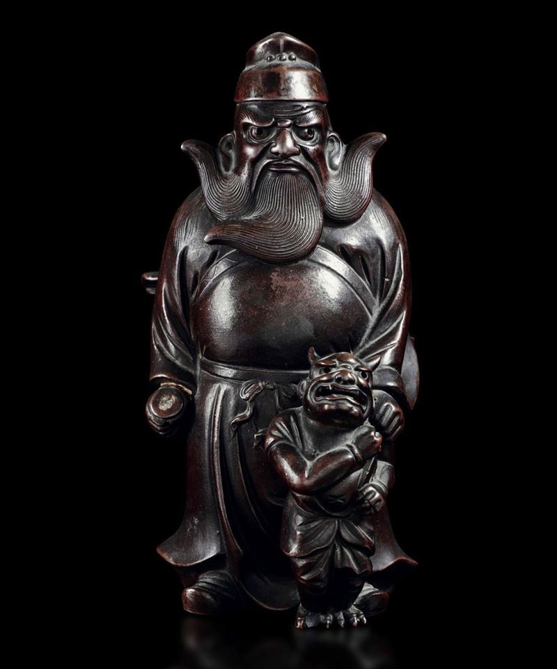 Figura di dignitario con demone in grÃ¨s, Cina, Dinastia Qing, XIX secolo  - Asta Fine Chinese Works of Art - Cambi Casa d'Aste