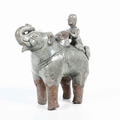 Personaggio a Dorso di un Elefante in Terracotta Invetriata Color Celadon, Cina, Dinastia Ming, X...