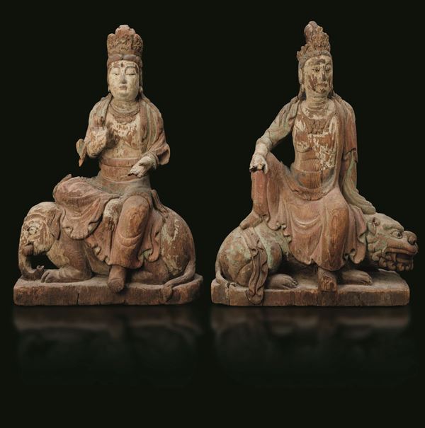 Coppia di sculture in legno con tracce di policromia  raffiguranti Guanyin assise su elefante e cane di Pho, Cina, Dinastia Ming, XVII secolo