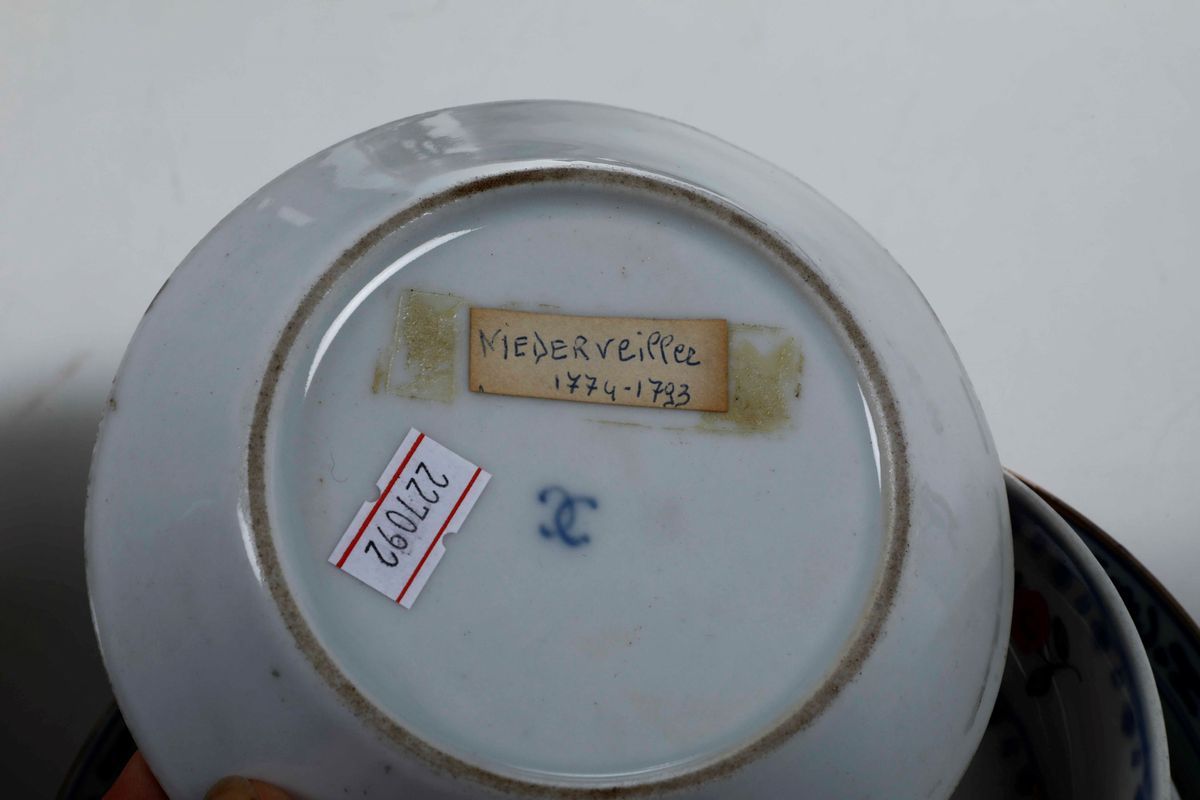 Stoviglie Diverse in Porcellana e Maiolica Europa e Cina, XVIII - XX Secolo