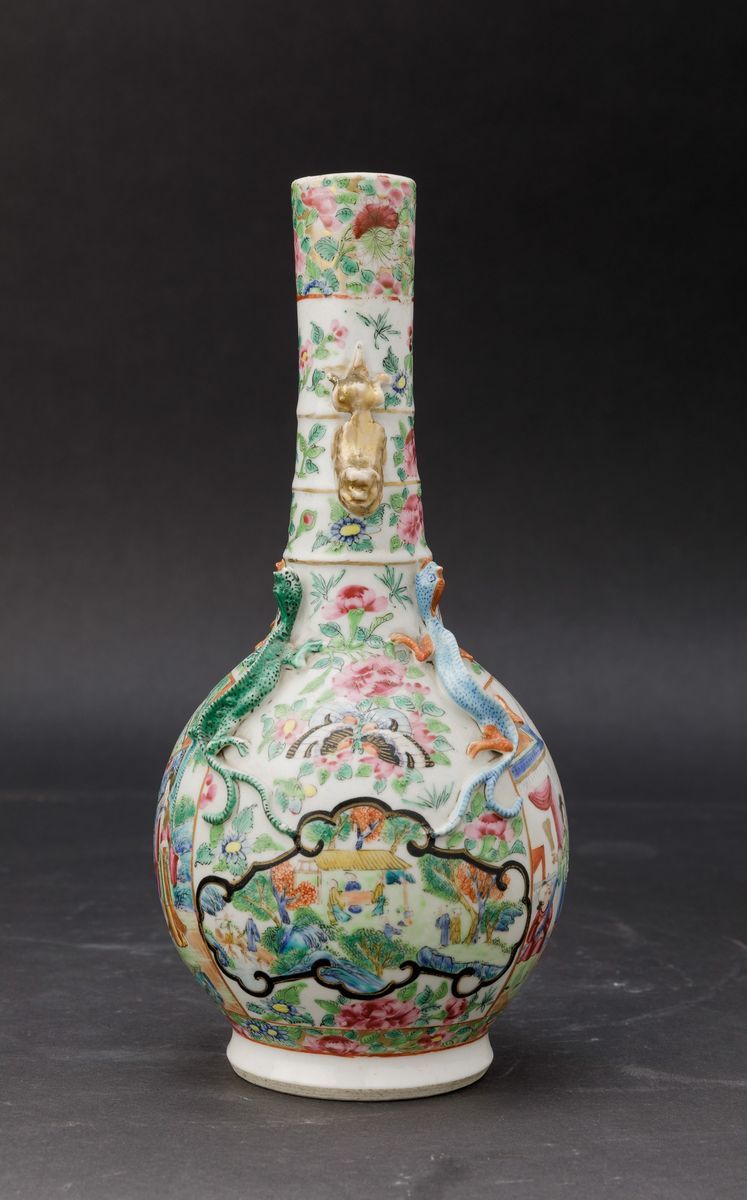 Vaso a Bottiglia in Porcellana Famiglia Rosa con Scene di Corte, Decori Floreali, Figure di Dragh...