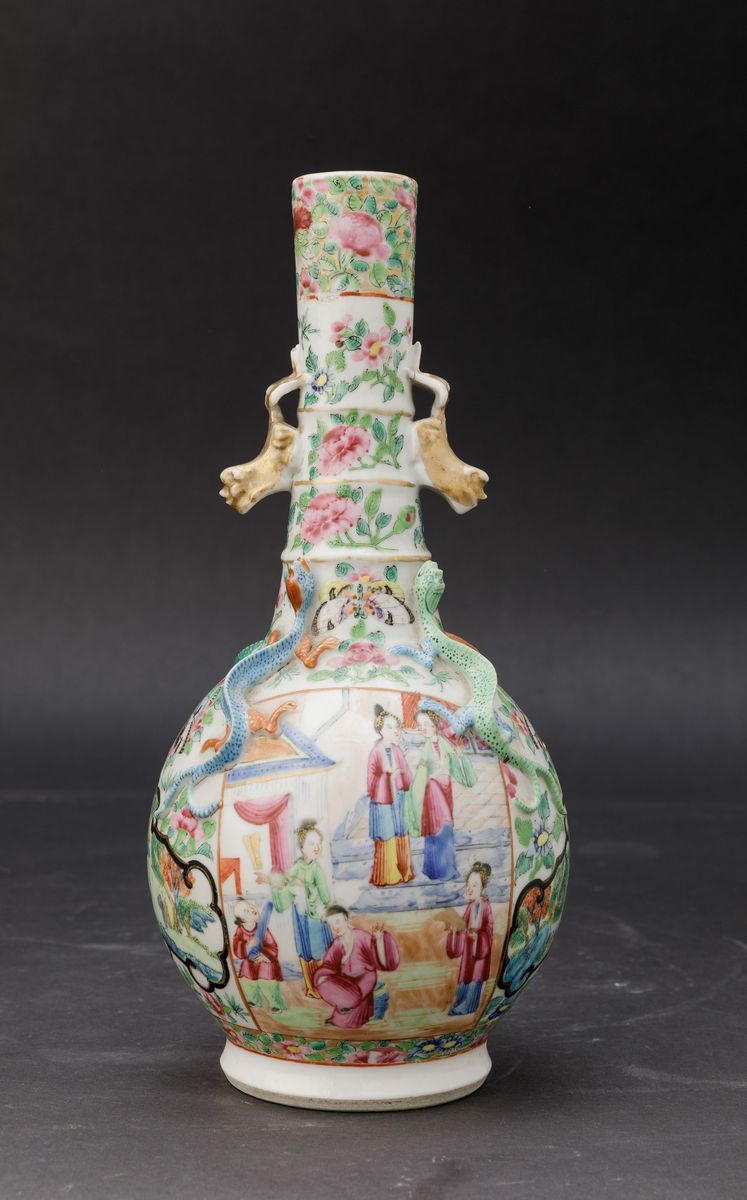 Vaso a Bottiglia in Porcellana Famiglia Rosa con Scene di Corte, Decori Floreali, Figure di Dragh...