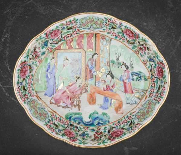 Piatto ovale in porcellana Famiglia Rosa con scena di vita di corte e decori floreali, Cina, Canton, Dinastia Qing, XIX secolo 23x26 cm