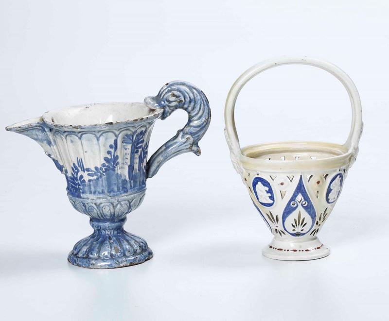 Un versatoio ad elmo e un cestino Lombardia e Pesaro, XIX - XX secolo  - Auction Ceramics | Timed Auction - Cambi Casa d'Aste