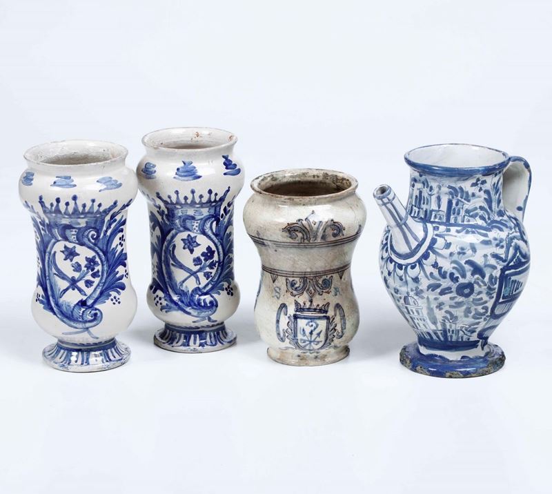 Coppia di albarelli, un albarello e una brocca Campania, probabilmente Napoli, XIX-XX secolo  - Auction Ceramics | Timed Auction - Cambi Casa d'Aste