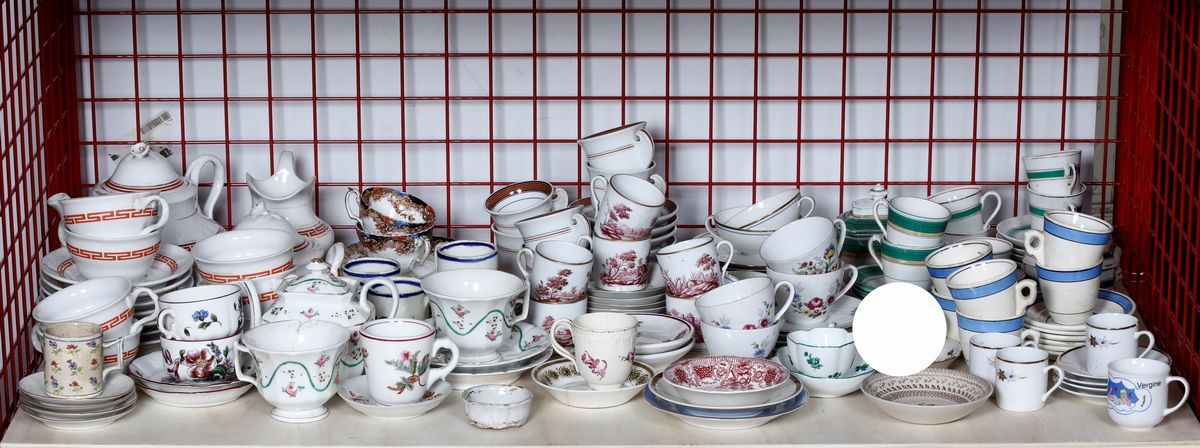Una Terrina a Forma D’anatra del XX Secolo e Parti di Servizi da Tè e Caffè