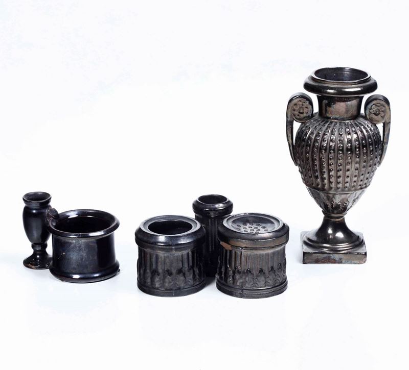 Un vasetto e due calamai Pesaro, probabilmente Manifattura Benucci e Latti, metà del XIX secolo  - Auction Ceramics | Timed Auction - Cambi Casa d'Aste