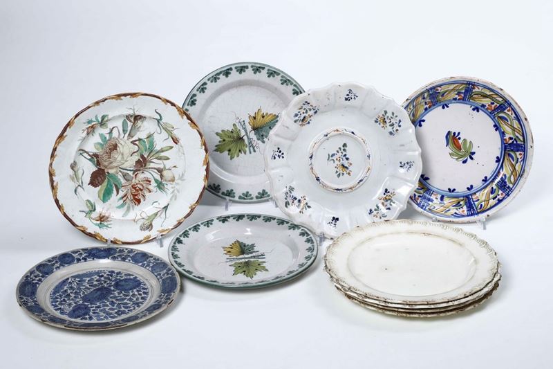 Dieci piatti Manifatture e decori diversi, XVIII e XIX secolo  - Auction Ceramics | Timed Auction - Cambi Casa d'Aste
