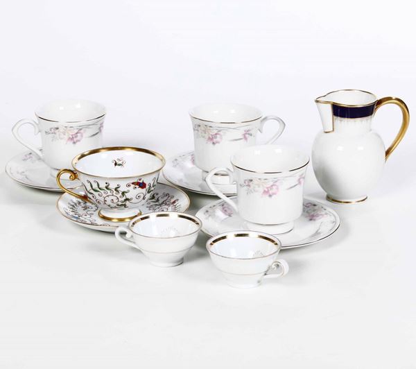 Lotto misto di sei diverse tazze con quattro piattini e una lattiera, XX secolo