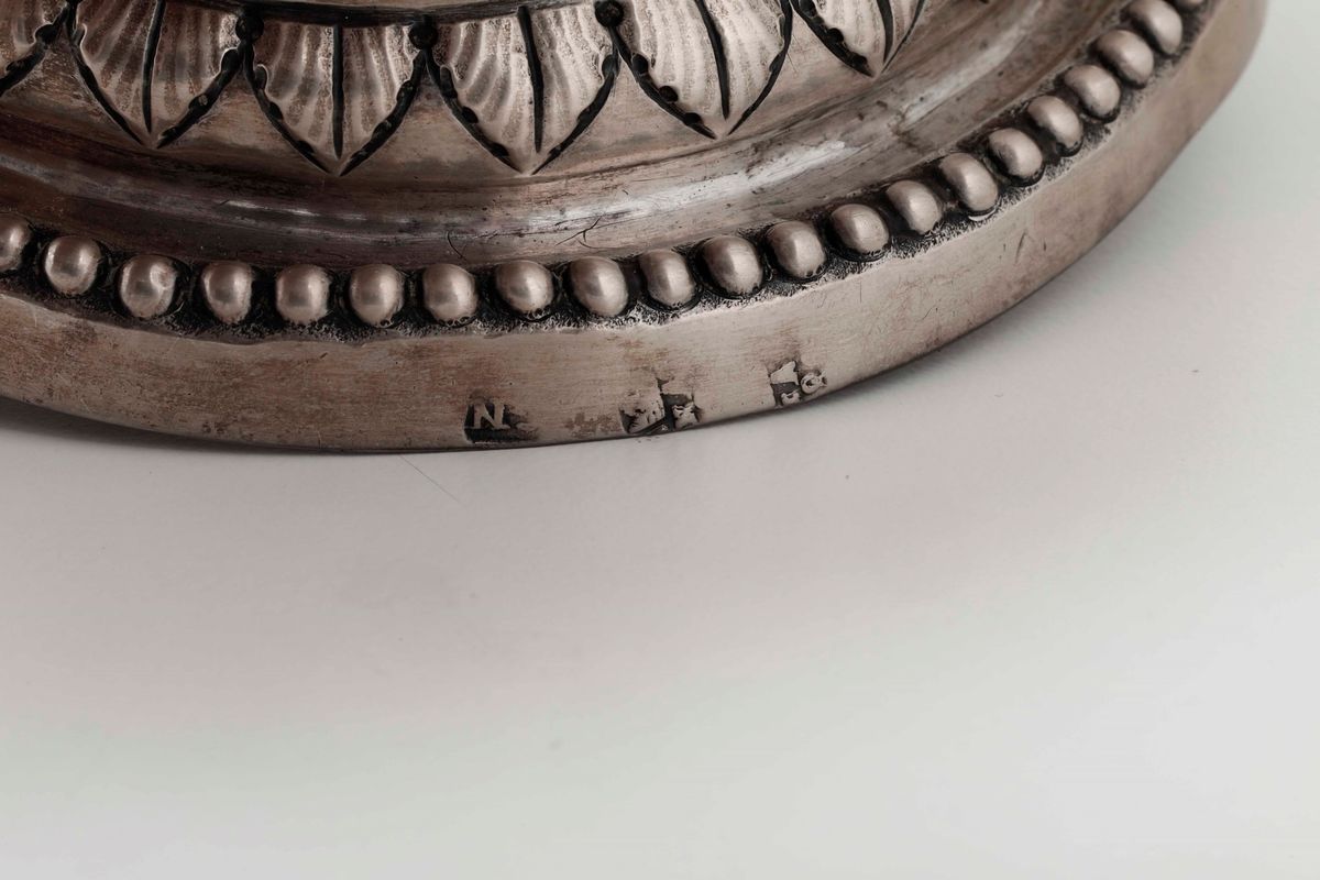 Coppia di Candelieri in Argento Fuso, Sbalzato e Cesellato. Napoli Fine XVIII - Inizi XIX Secolo....