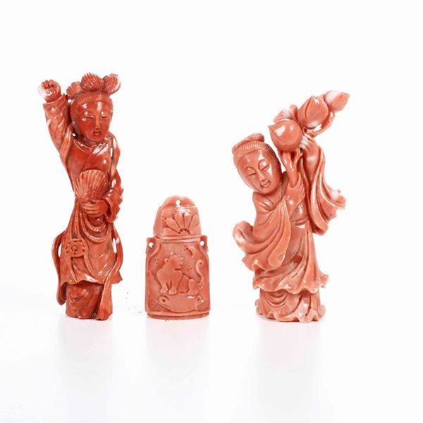 Lotto composto da due figure di fanciulle e piccolo vaso scolpiti in corallo, Cina, inizi XX secolo