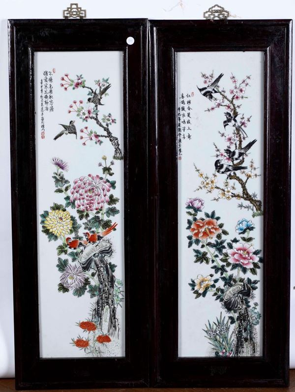 Coppia di placche in porcellana raffiguranti soggetti naturalistici con uccellini, peonie in fiore e iscrizioni, Cina, XX secolo