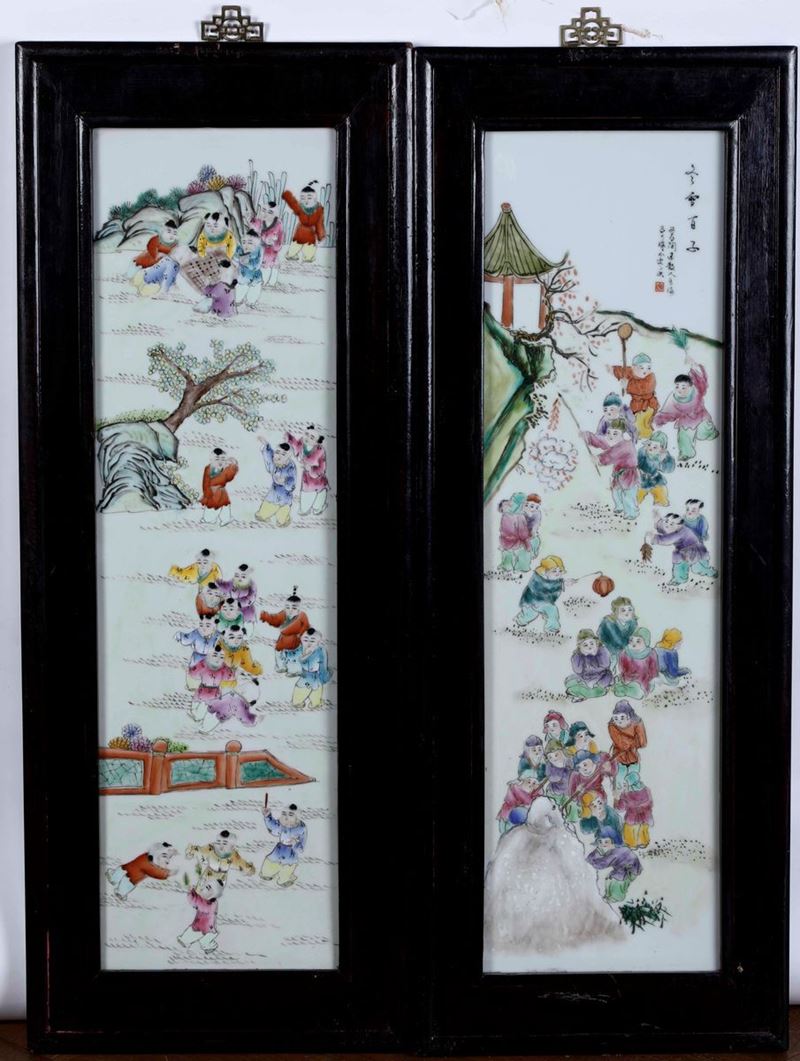 Coppia di placche in porcellana raffiguranti bambini che giocano con iscrizione, Cina, XX secolo  - Asta Arte Orientale - Cambi Casa d'Aste
