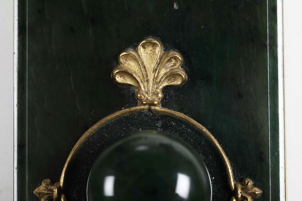 Importante Servizio da Scrittoio. Nefrite e Bronzo Fuso, Cesellato, Dorato e Pietre Cabochon. Rus...