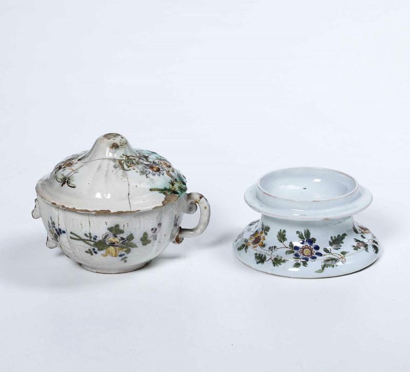 Una tazza da brodo e una base Manifatture italiane del XVIII secolo  - Auction Ceramics | Timed Auction - Cambi Casa d'Aste